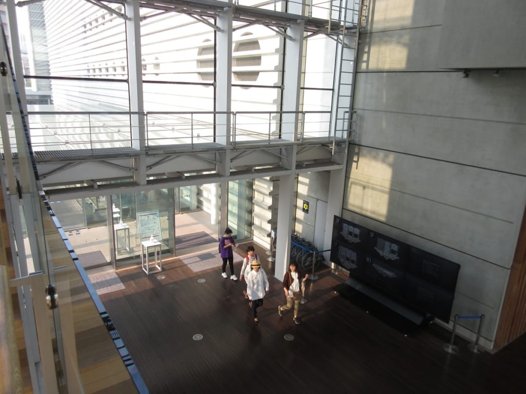 国立新美術館1階 乃木坂入口